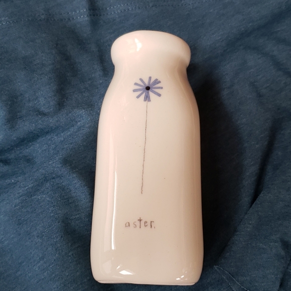beth mueller Other - NWT Beth Mueller milk bottle bud vase Aster